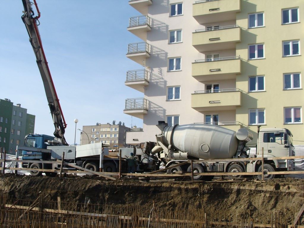 Dostawy betonu i bloczków fundamentowych.